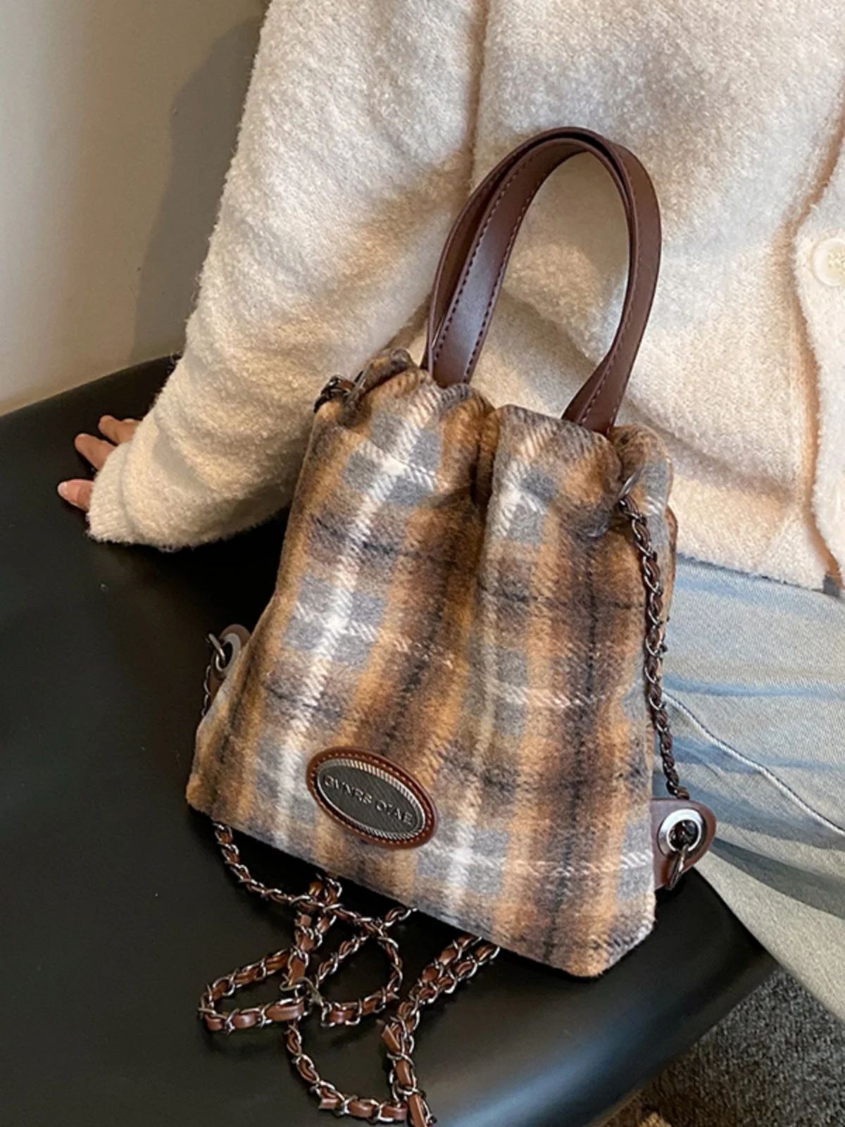 

Niche Design Woolen Bag 2023 New Women's Backpack Popular Chain Small Backpack Portable Bucket Bag