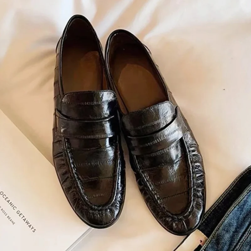 

Брендовые лоферы на плоской подошве в стиле ретро, женские мягкие кожаные коричневые плиссированные удобные офисные туфли, женская повседневная обувь в британском стиле на мелкой подошве