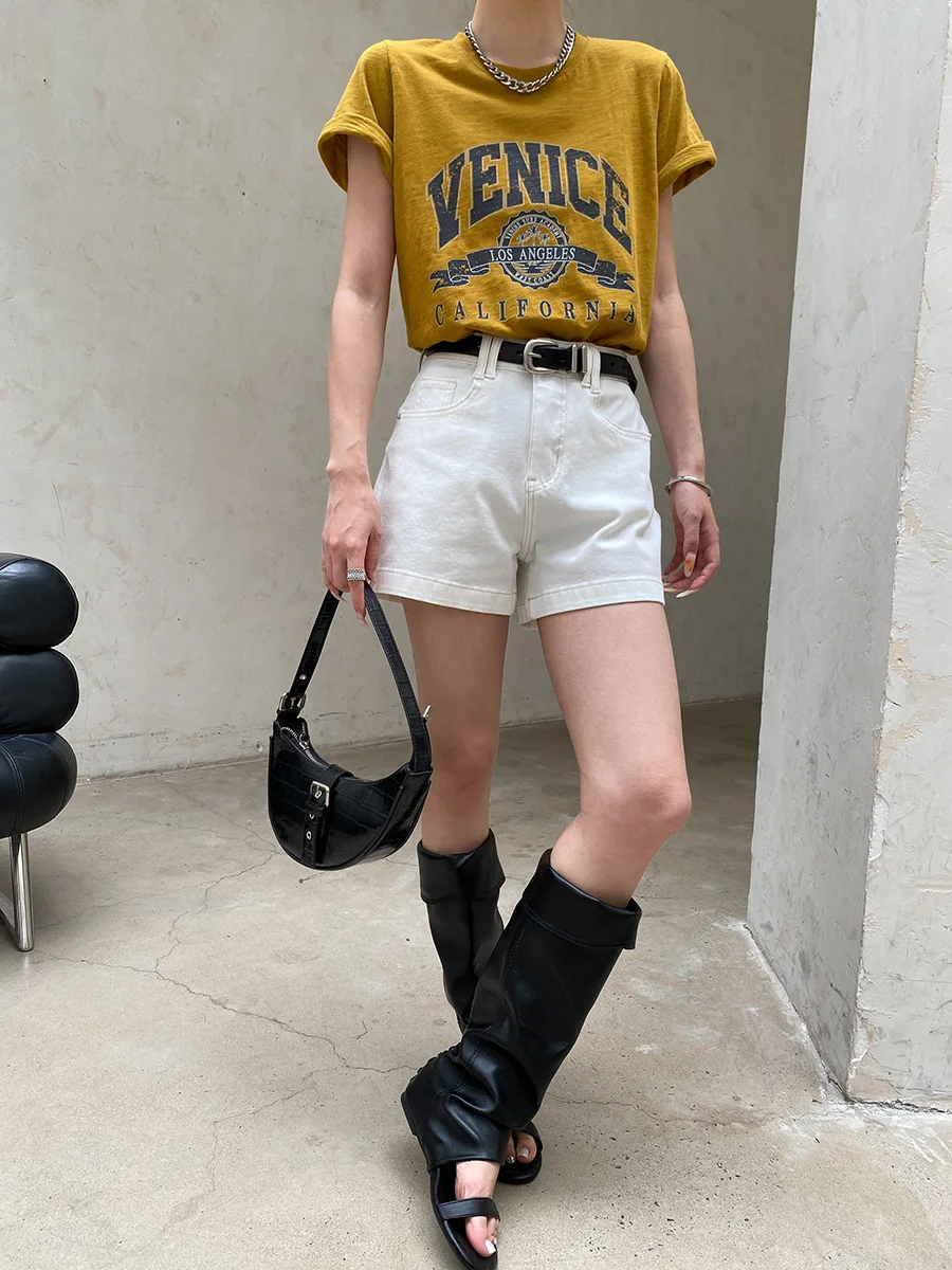 Sommerliche Damen-Casual-Shorts aus Denim in einfarbigem Design mit weitem Bein und A-Linie, figurschmeichelnd und als Hotpants geeignet. – Detail 13
