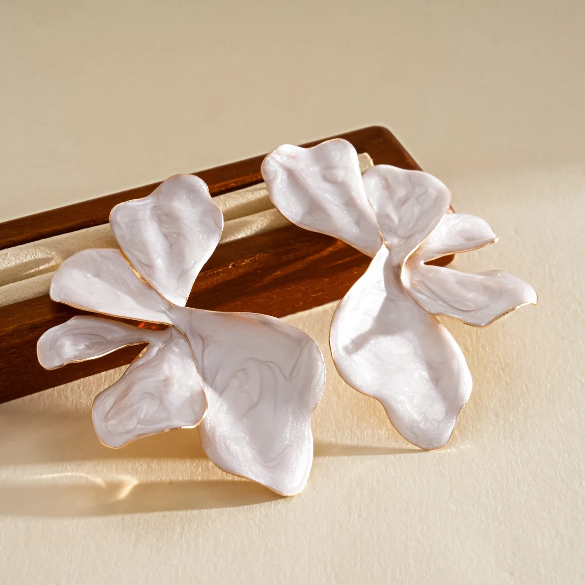 New Large White Enamel Flower Stud Earrings for Women Elegant Smudging Petal Ear Studs Fashion Jewelry Punk Party Holiday