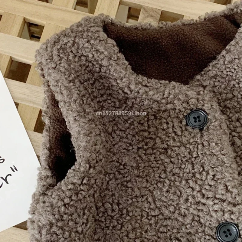 Herbst-Winter-Weste aus Lammwolle mit Samtfutter für Mädchen und Jungen, Plüschweste, einreihig, V-Ausschnitt, warmer, modischer Mantel für Kinder – Detail 2