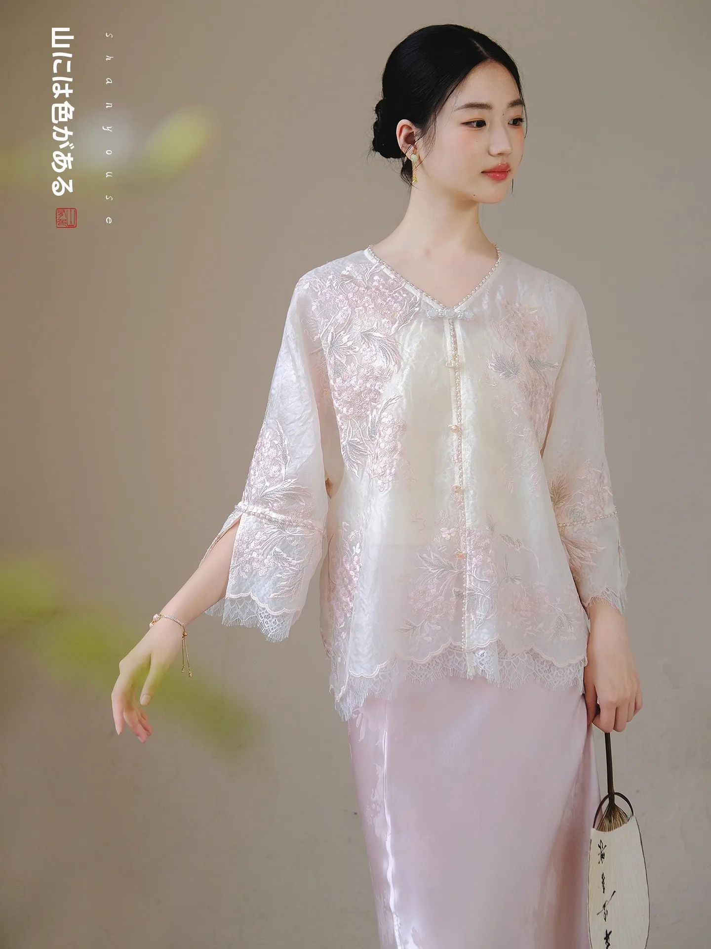 

Ele Silk Embroidered Top V-Ne Sun Protection Heavy Work Embroidery High-End Feel Summer 2025 Faion Women's Wear