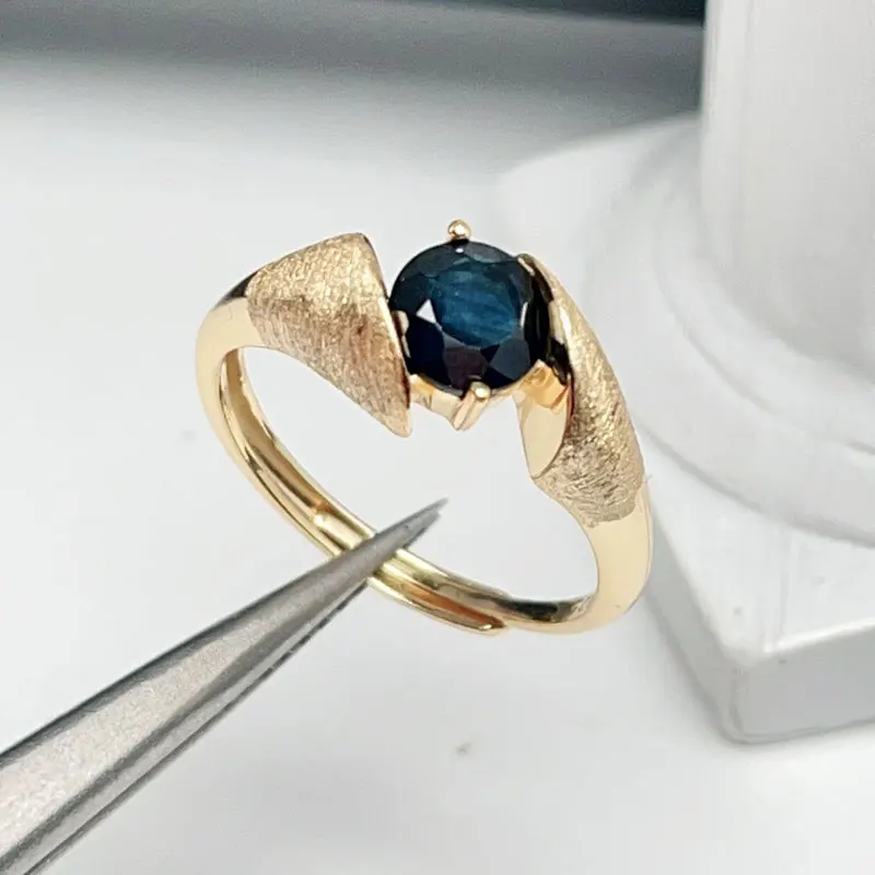 

Кольцо из серебра 925 пробы с натуральным черным сапфиром карата, 6 мм
