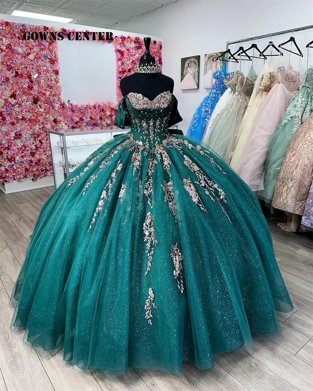 

Shimmery Emerald Green Off The Shoulder 15 Year Old Quinceanera Dresses Gold Sequined Appliques Mexico Ball Gown Customized