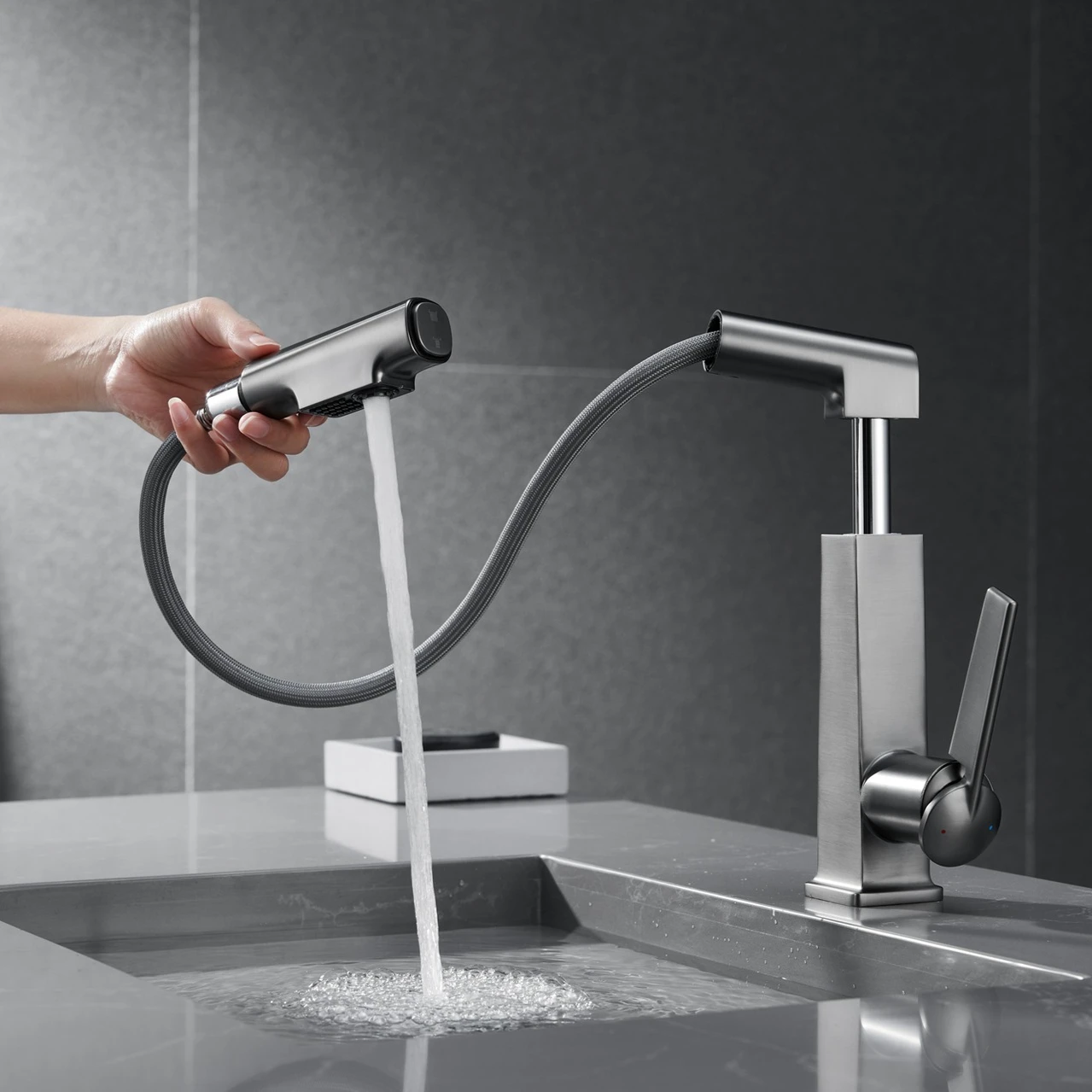 Elegant Brushed Gold Basin Faucet with Pull-out and Height-adjustable Design Bathroom Hot And Cold Water Mixer Tap