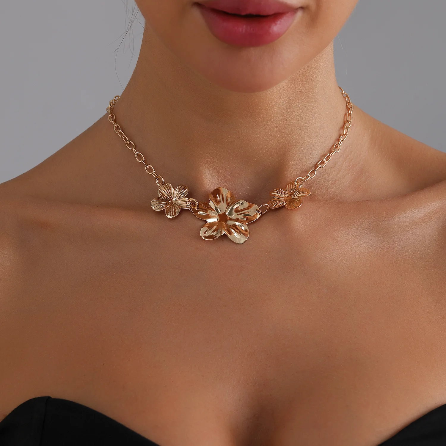 Vintage Floral Pendant Necklace Minimalist 5-Petal Flower Chain Indie Layering Jewelry Gift for Women Timeless Chic