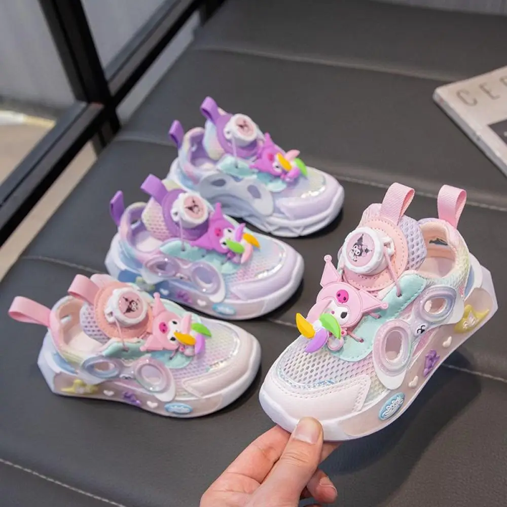 

Sanrio/Новинка весны и лета для девочек Kuromi, повседневная спортивная обувь для бега, детские трендовые сетчатые кроссовки с вращающимися пуговицами, спортивные сандалии