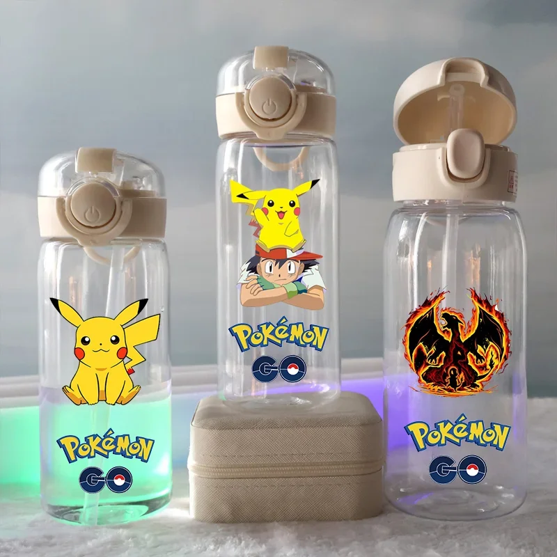 Una periférica de animación Pokemon, 400ML, 600ML de capacidad, portátil, de plástico, para Fitness, deportes al aire libre, taza de agua para el hogar, Pikachu Charizard
