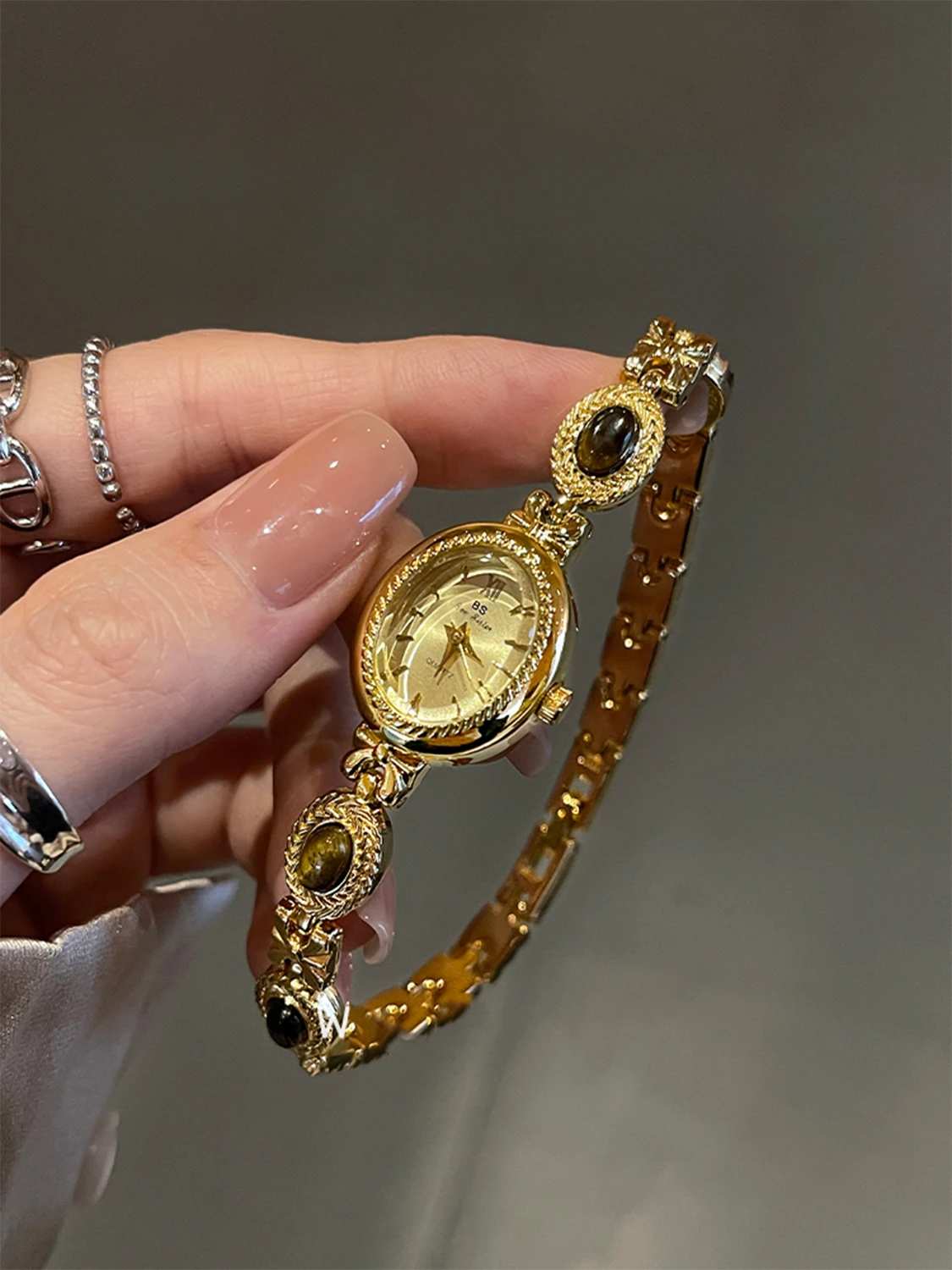 

НОВЫЕ женские часы в ретро-стиле с классическим браслетом, овальным маленьким циферблатом, водонепроницаемые, кварцевые, меланжевого цвета.