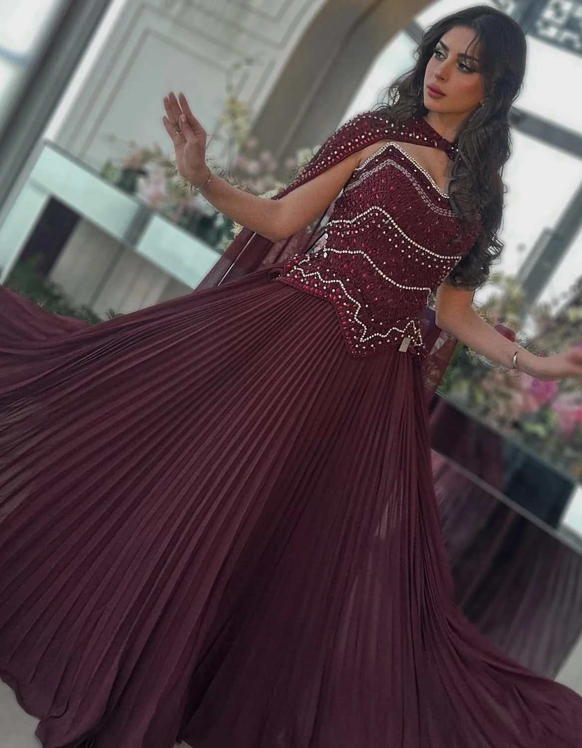 المملكة العربية السعودية فستان سهرة بورجوندي داكن فساتين حفلات طيات شيفون مع كريستال خرز كيب لامع