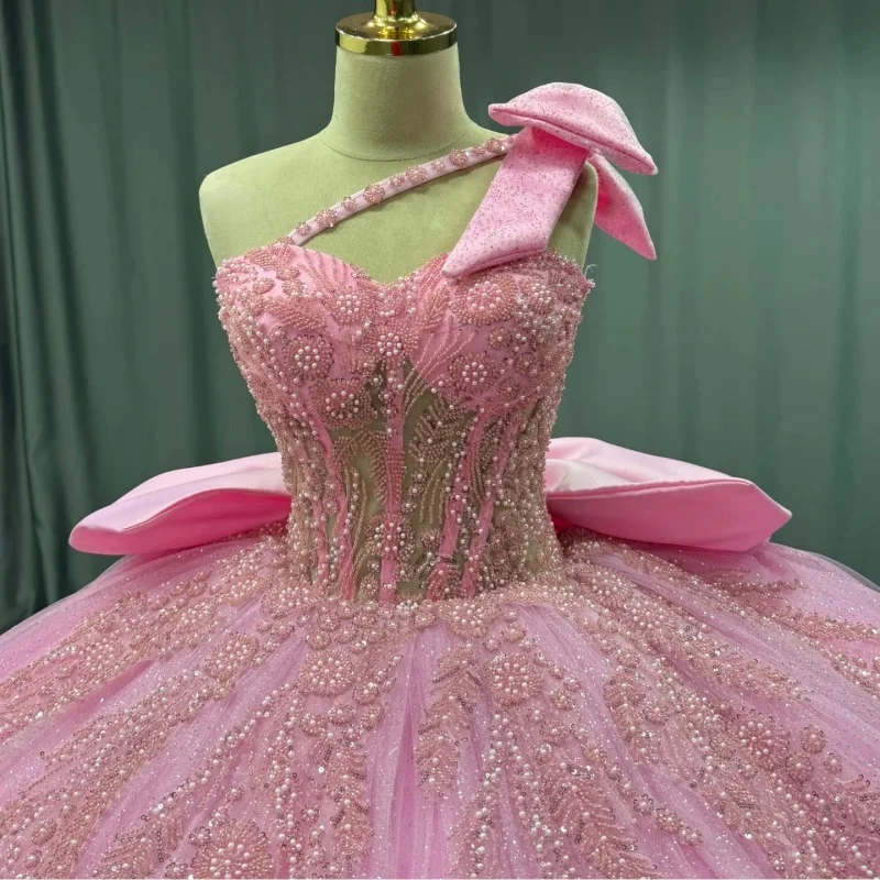 

Блестящее розовое платье Quinceanera с открытыми плечами, блестящие украшения с жемчугом, длинный хвост, бант, платья de 15, Quinceanera ﻿ Настроить