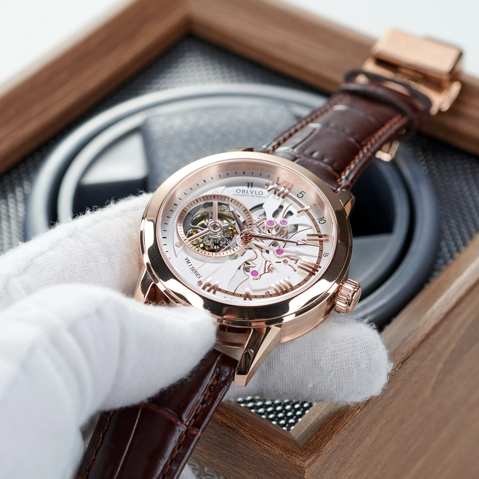 ساعة OBLVLO للرجال أوتوماتيكية فريدة من نوعها مجوفة باللون الذهبي الوردي 42 ملم مينا بيضاء وحزام جلدي بني ميكانيكي كلاسيكي VMQ-ND