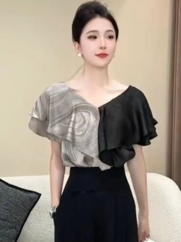 Contrasterende kleur gesplitst ruches V-hals shirt voor dames zomer 2025, nieuwe Koreaanse top met korte mouwen