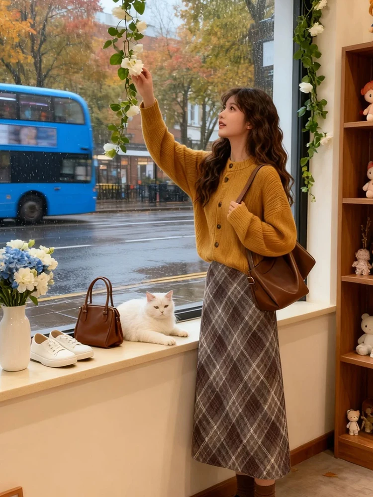 

Корейский вязаный свитер в стиле ретро, пальто, женский комплект больших размеров для похудения, осенне-зимний клетчатый комплект с юбкой, повседневный комплект...