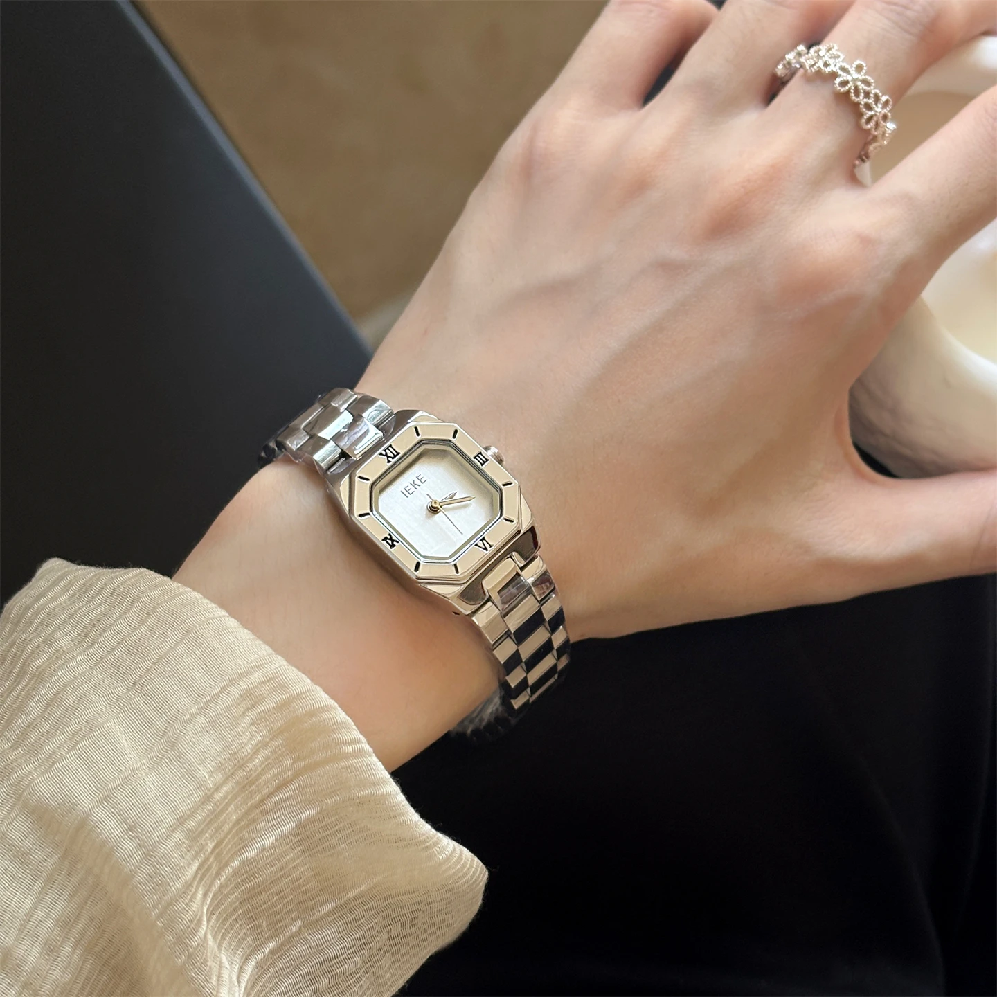 

Fashion light luxury simple new silver gray steel belt watch women's ins wind small square temperament quartz watch