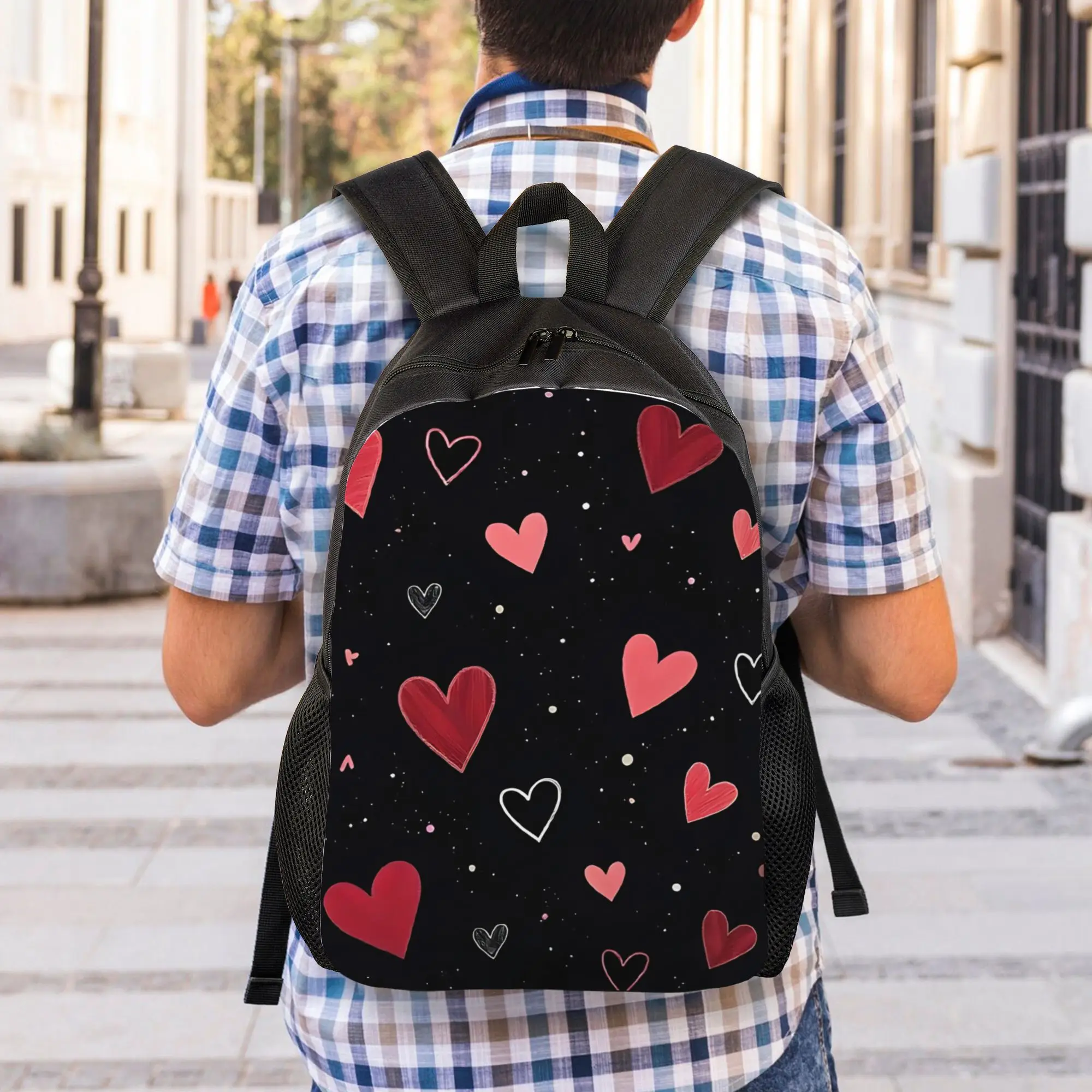 

The pink heart-shaped design backpack is suitable for daily commuting, traveling and leisure outings