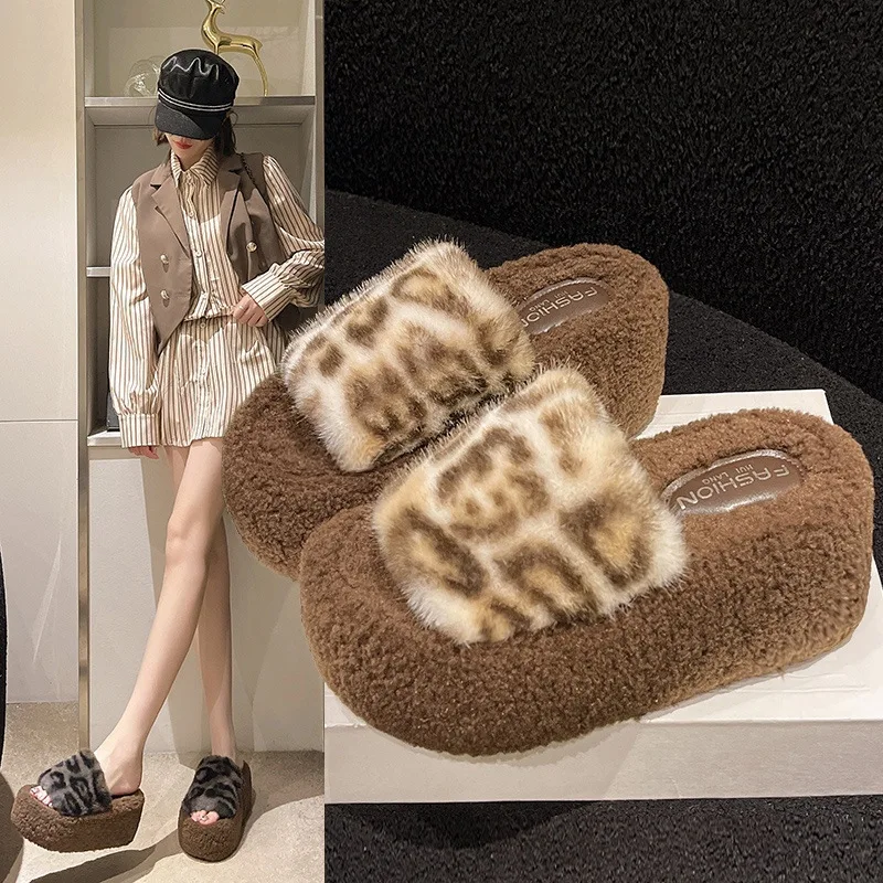 Scarpe di pelliccia Pantofole da donna Flock Platform Scivoli di lusso Pantofole da donna Ciabatte con tacco Peluche Leopardo Designer Piatto 2024 Leopardo alto