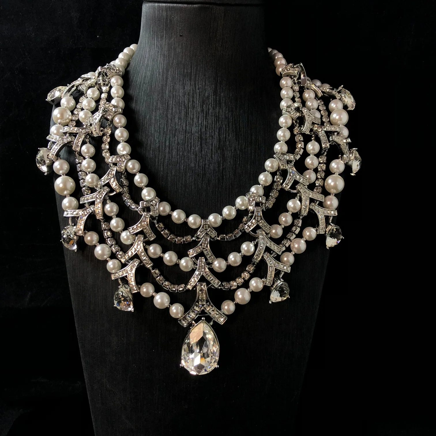 

Vintage Palace Style Exquisite Necklace Inlaid with Zircon and Glass Pearl, Women's Geometric Pendant Necklace, Light Luxury, Fa