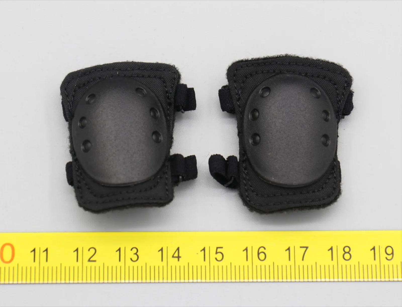 

UD9046B 1/6 Scale Soldier Knee Pad Model for12'' Seal Team Pastor
