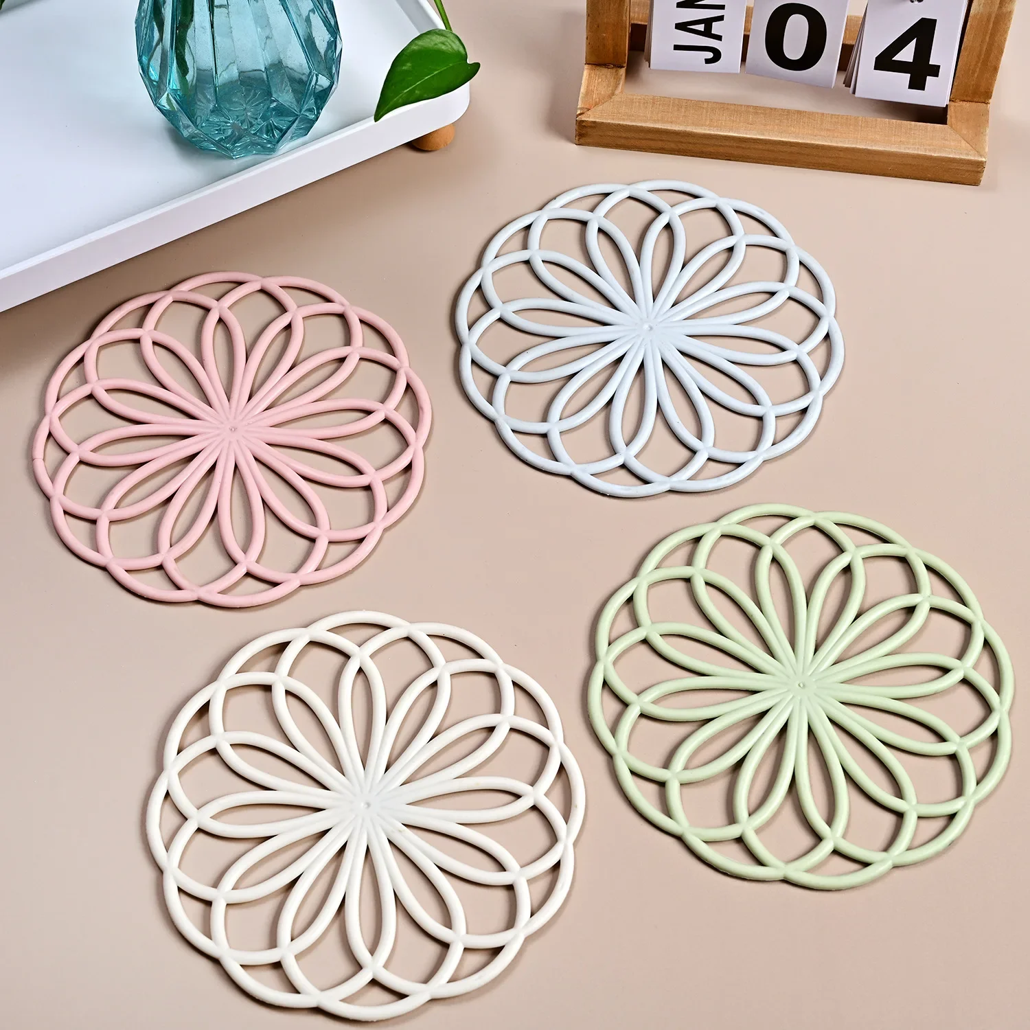 Flower PP Coasters Heat Insulation Anti-scald Mats Household Mat Waterproof Oil Coaster Table Decoration and Accessories