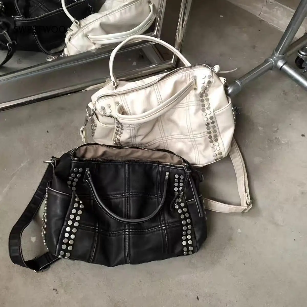 New Fashion Retro Style Metal Rivet Tote Bag Women's Handbag Large Capacity Motorcycle Bag Detachable Shoulder Strap 2026