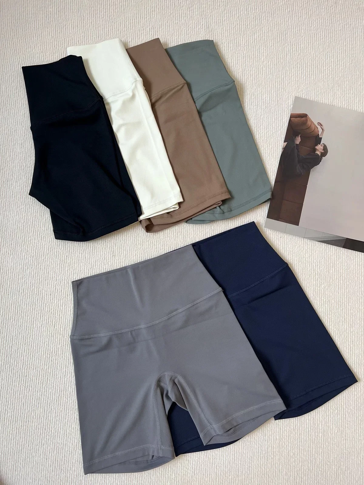 شورت نسائي رياضي بدون خط لباس داخلي مرئي عالي الخصر للتحكم مع تصميم رفع المؤخرة الخوخية مقاس 5 بوصة بملمس عاري لليوجا لصالة الألعاب الرياضية