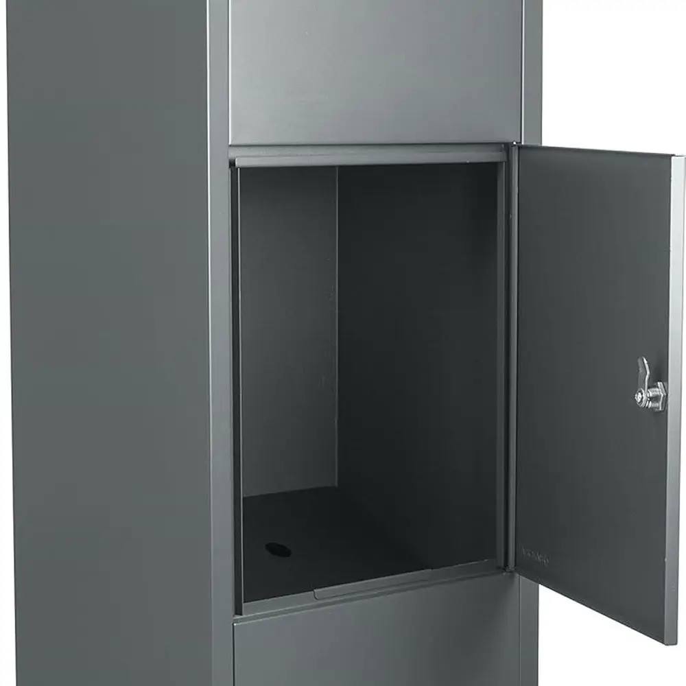 

Серая металлическая отдельно стоящая коробка для посылок и почты с запираемым слотом