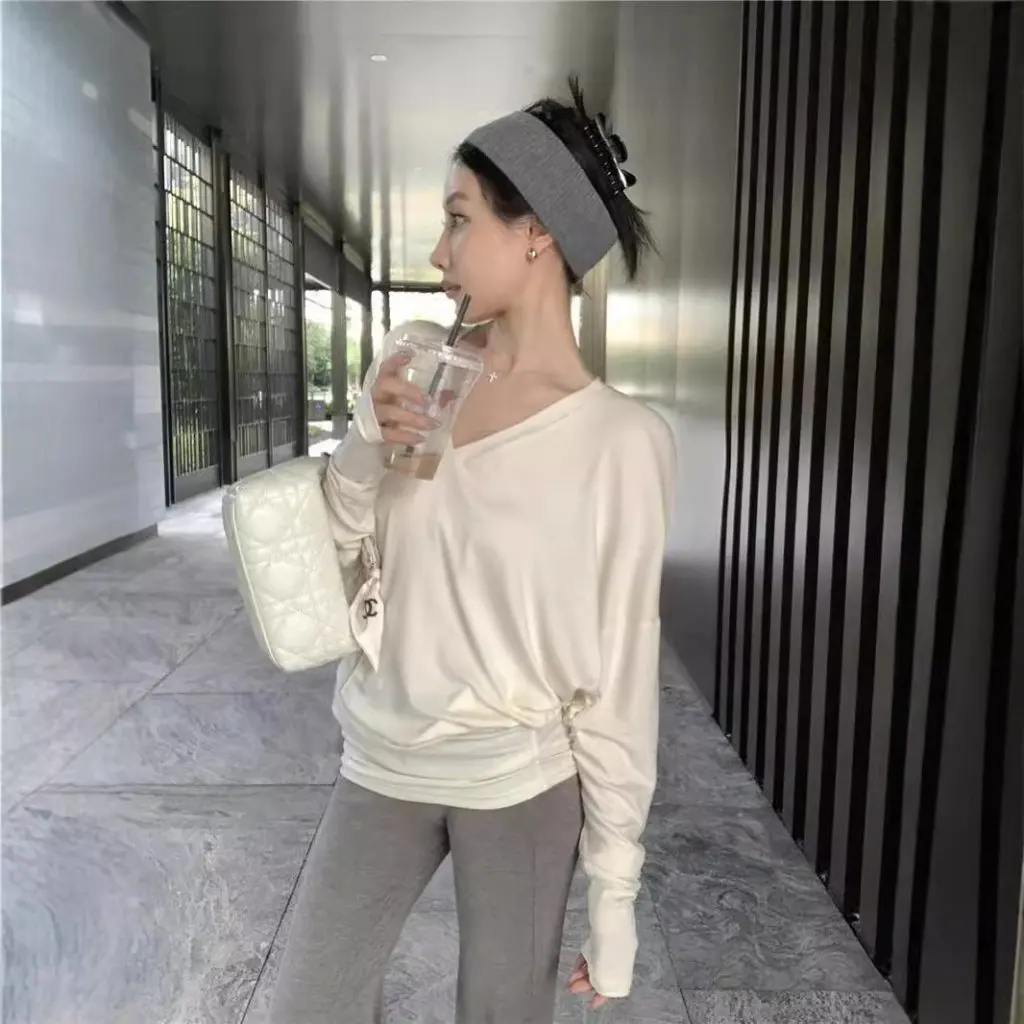 

Women's Creamy-White V-neck Long Sleeve T-shirt Loose Fit Casual Korean Style Mid-Length Top for Early Autumn