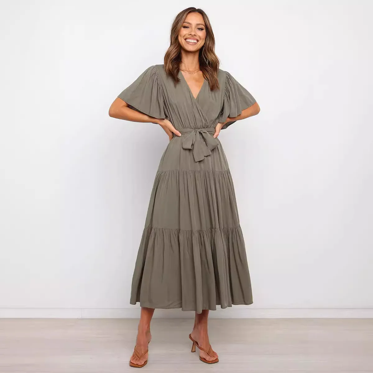 Damska sukienka na lato 2025, jednolity kolor, dekolt w serek, krótki rękaw, długa spódnica, styl bohemy, sznurowany pas, rozkloszowana.