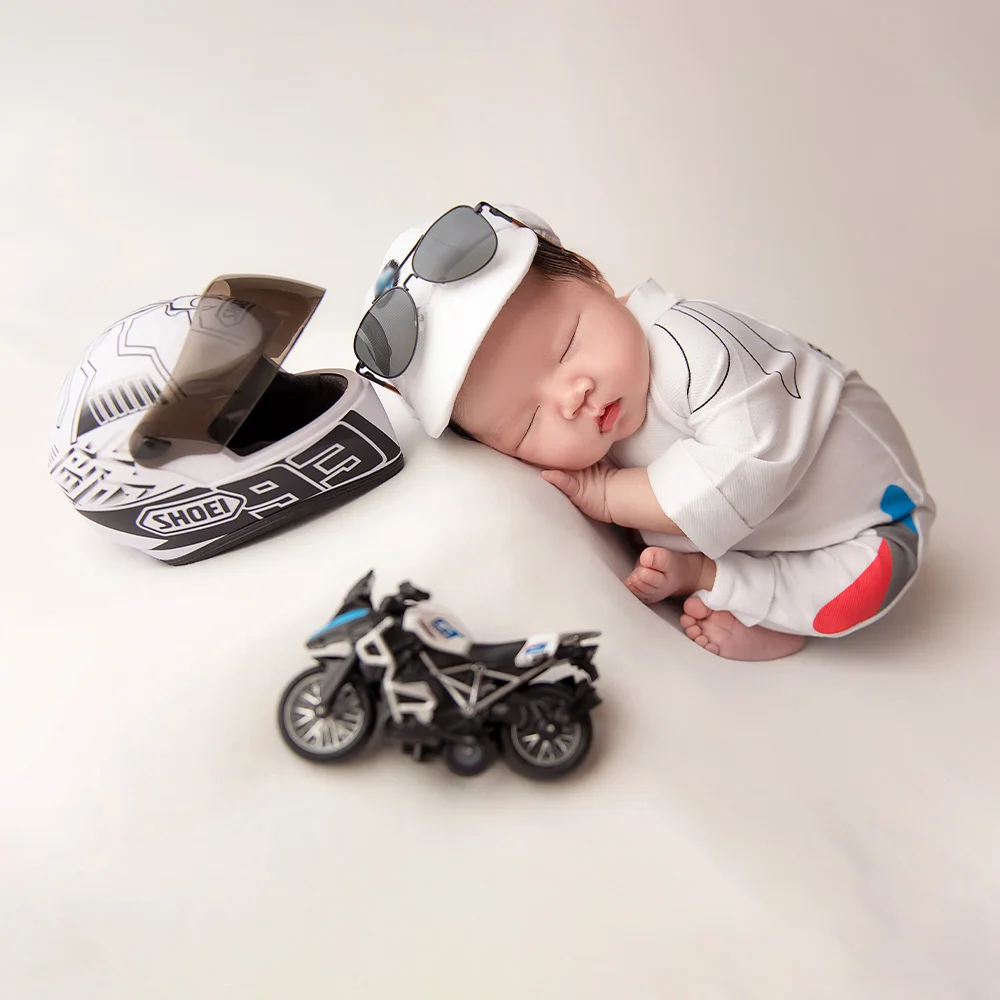 Baby Boy Newborn Photography stroje F1 wyścigowe kostiumy capki motocyklowe kask fajny chłopak Studio rekwizyty fotograficzne noworodka