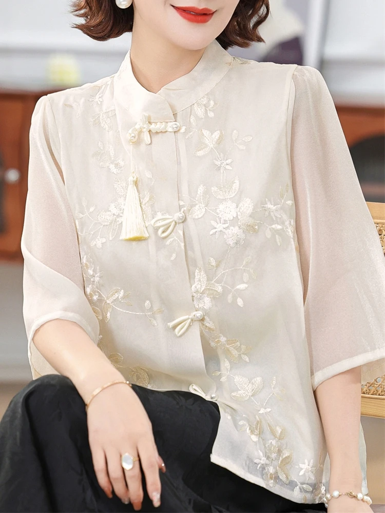 

Новая китайская шифоновая блузка с вышивкой и воротником-стойкой для женщин среднего возраста, летняя модная омолаживающая блузка с пуговицами и рукавом три четверти