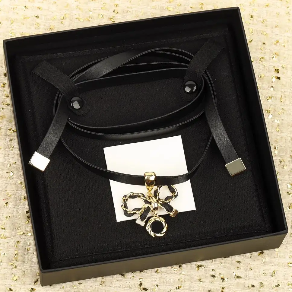 

2024 Europe Designer Top Quality Bow Black Sheepskin Pendant Necklace Woman Luxury Jewelry Party Runway Trend