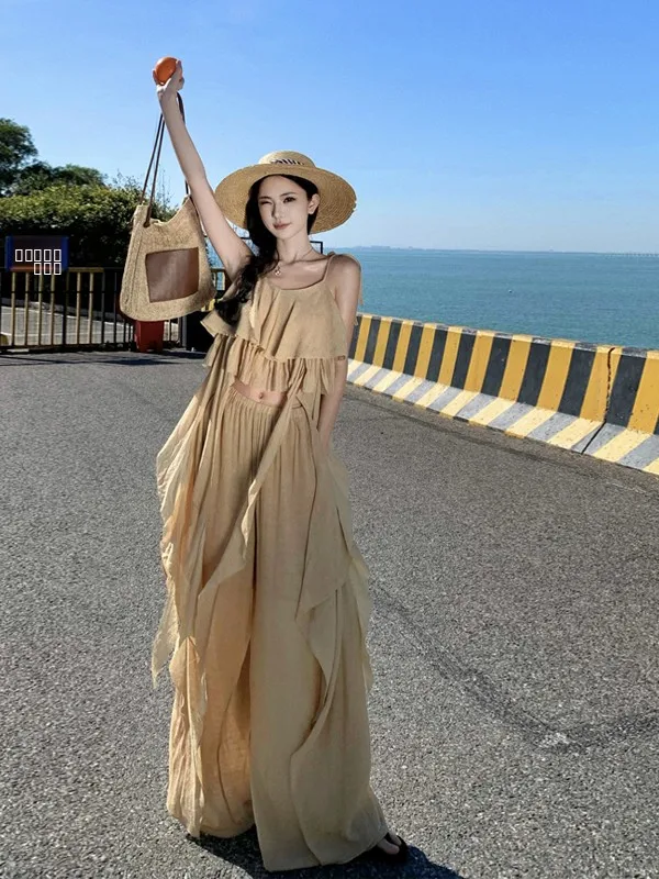 

Женский пляжный комплект для отдыха: топ с кружевным подолом и широкие брюки — модная одежда для путешествий