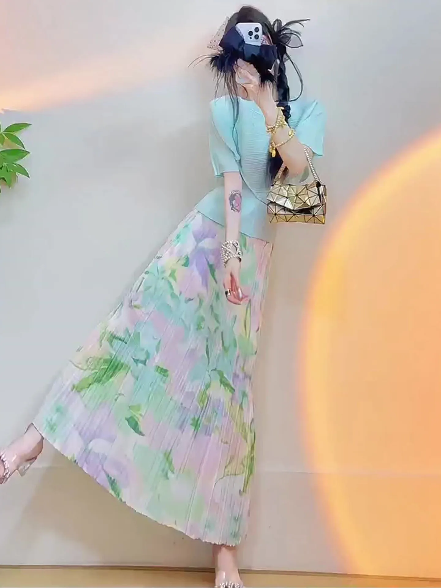 

Летний комплект из топа с завышенной талией и миди-юбки: модный женский плиссированный комплект с принтом, с воротником-халтер и короткими рукавами, состоящий из двух предметов