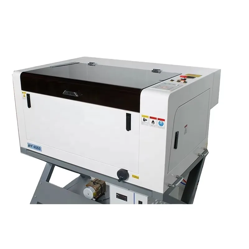 

2025Хорошая цена, заводская поставка, гравировальный станок для одежды Co2, станок с ЧПУ для продажи