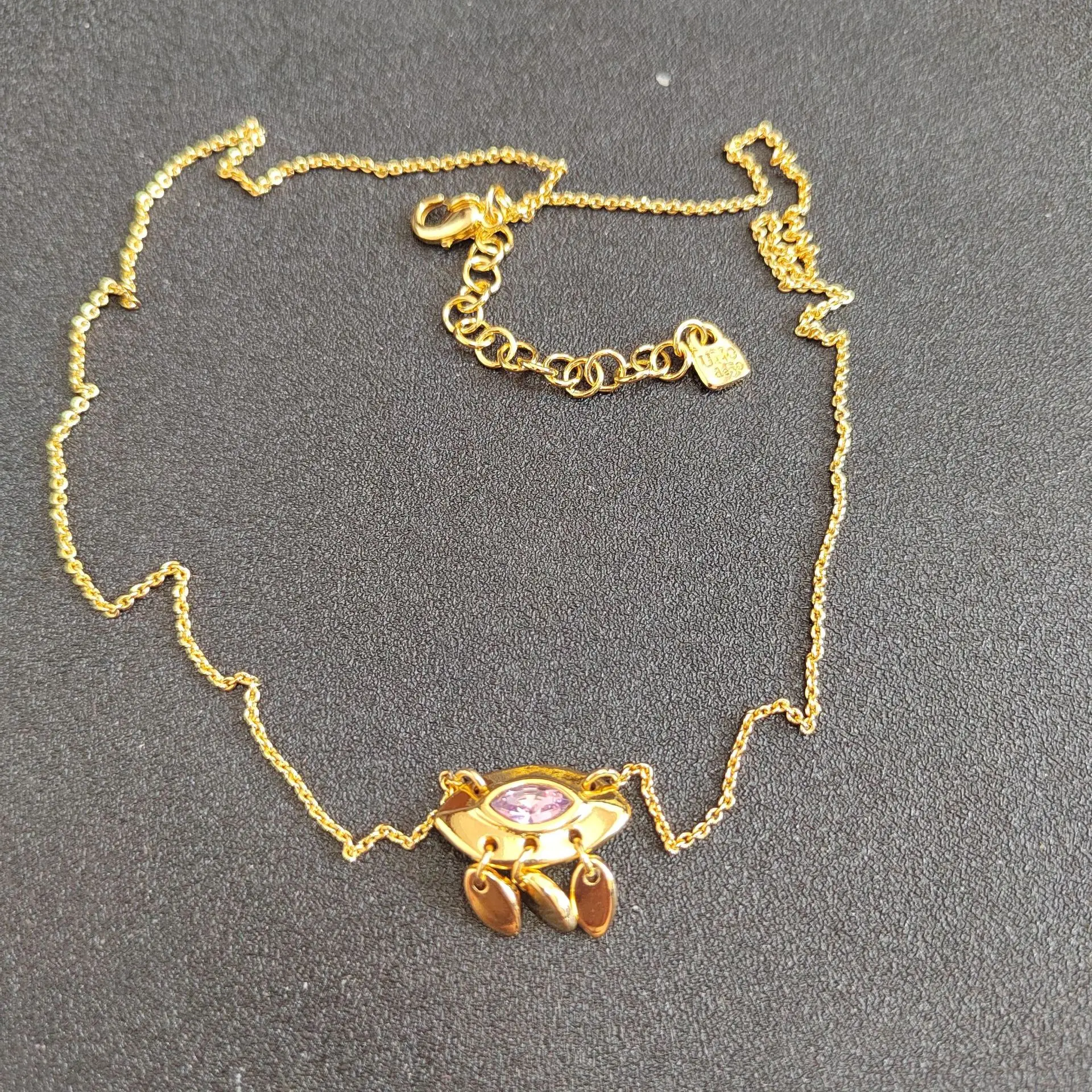 

Самое продаваемое в Европе и Америке высококачественное, простое и изысканное колье, подходящее для пар.