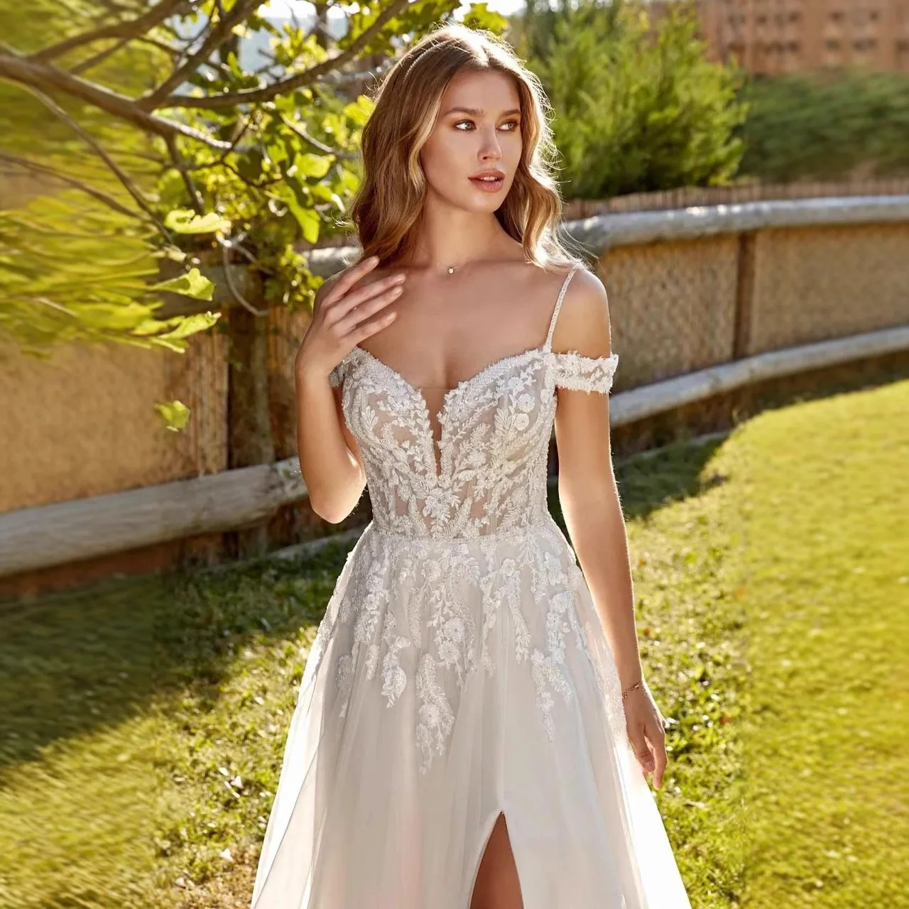 Abito da sposa romantico senza maniche in tulle A-Line con scollo a V Sweep Train Appliques Abiti da sposa Boho da spiaggia sexy 2025 Personalizzato gratuito
