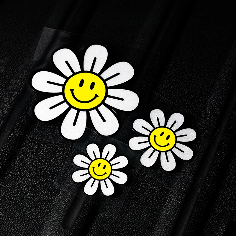 1 قطعة يبتسم أقحوان الوجه دراجة نارية ملصقات مقاوم للماء DIY بها بنفسك دراجة نارية خزان الوقود خوذة سكوتر كهربائي شارات الفينيل #2