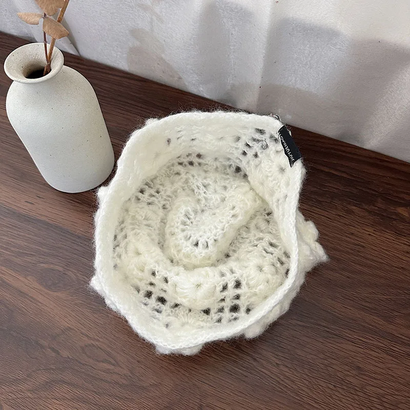 Koreanische handgemachte, gehäkelte, dreidimensionale Blumenmütze für Damen, warme Kuppelmütze für Herbst und Winter. – Detail 9