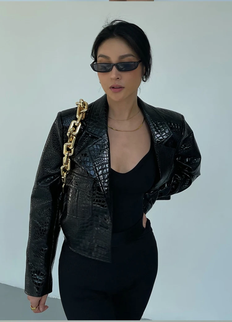 Lautaro Spring Autumn Short Cool Stylish Shiny Reflective Crocodile Print Patent Pu Leather Jacket Women Runway Fashion 2023