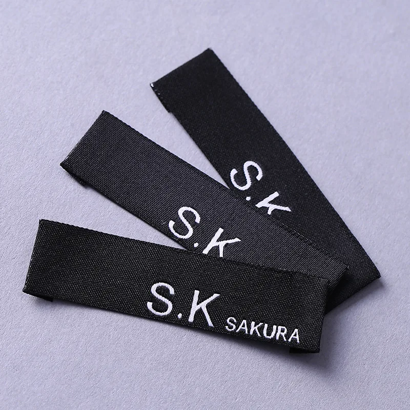 

Wholesale Custom Brand LOGO Central Fold Woven Label for Clothing High Density Damask Fabric Tags Sewing Garment Accessories