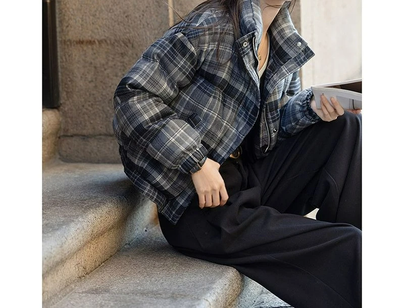 2025 ملابس قطنية نسائية شتاء جديد منقوشة قصيرة سميكة دافئة موضة سترة مبطنة بالقطن #4