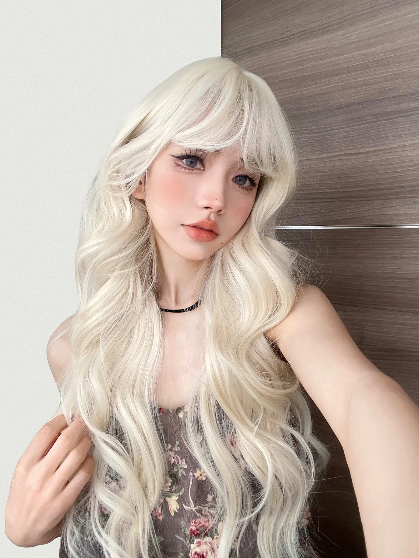 Wig sintetik Lolita emas pirang Platinum 28 inci dengan Wig rambut panjang berombak untuk wanita penggunaan sehari-hari Cosplay tahan panas