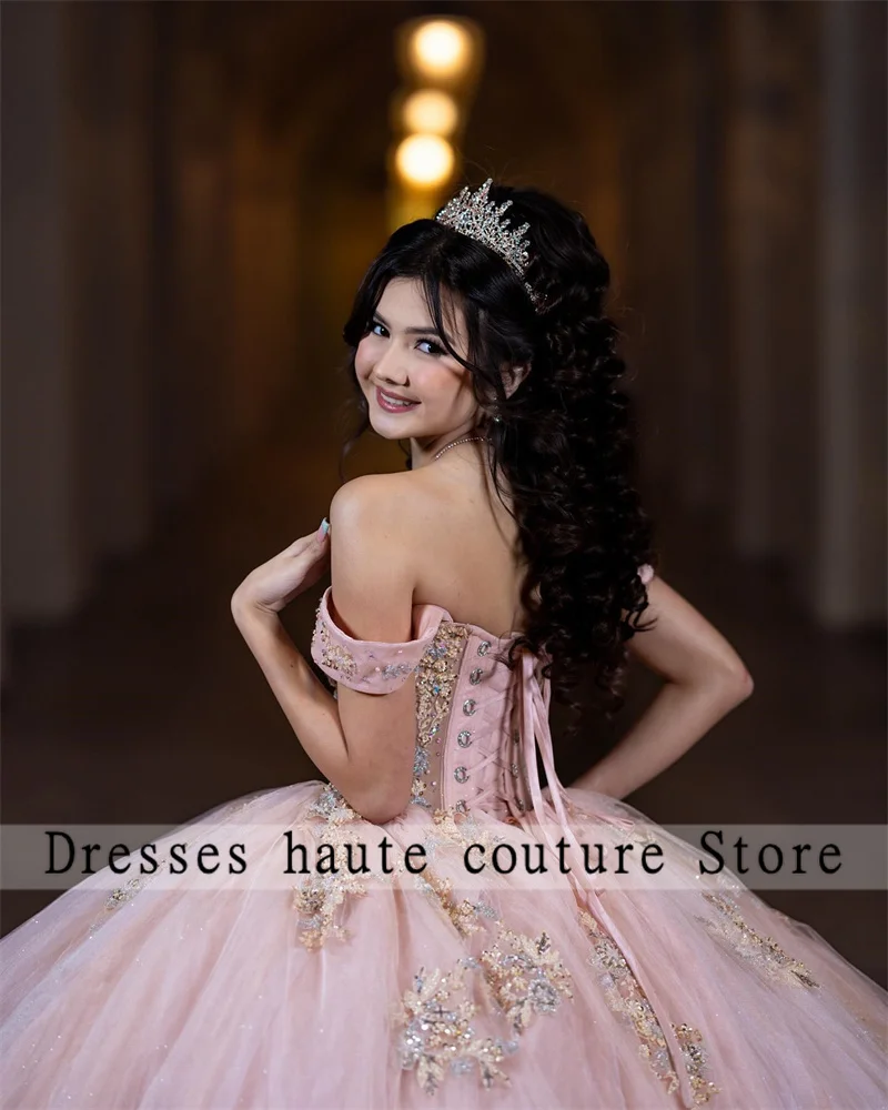 Nieuwkomers Roze Tule Prinses Baljurk Quinceanera Jurken 2024 Off Shoulder Kralen Appliques Sweet 16 Jurk Verjaardagsjurken