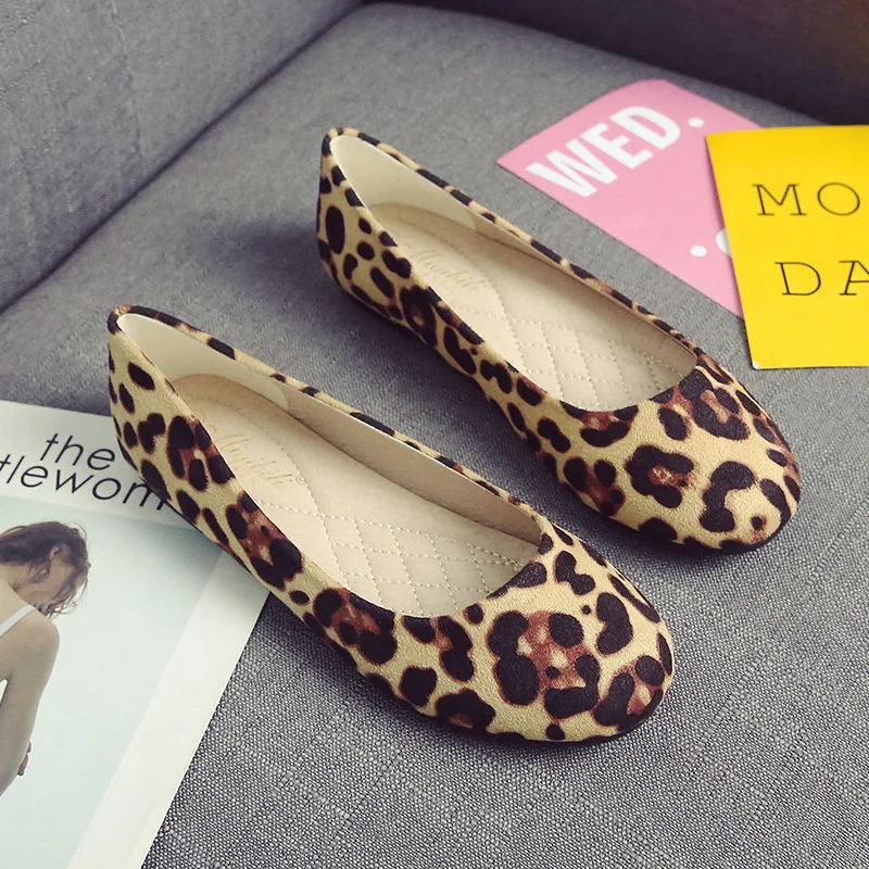 Zapatos de leopardo para mujer, zapatillas informales de punta redonda, boca poco profunda, vestido de barco, cómodas, talla grande, 2024