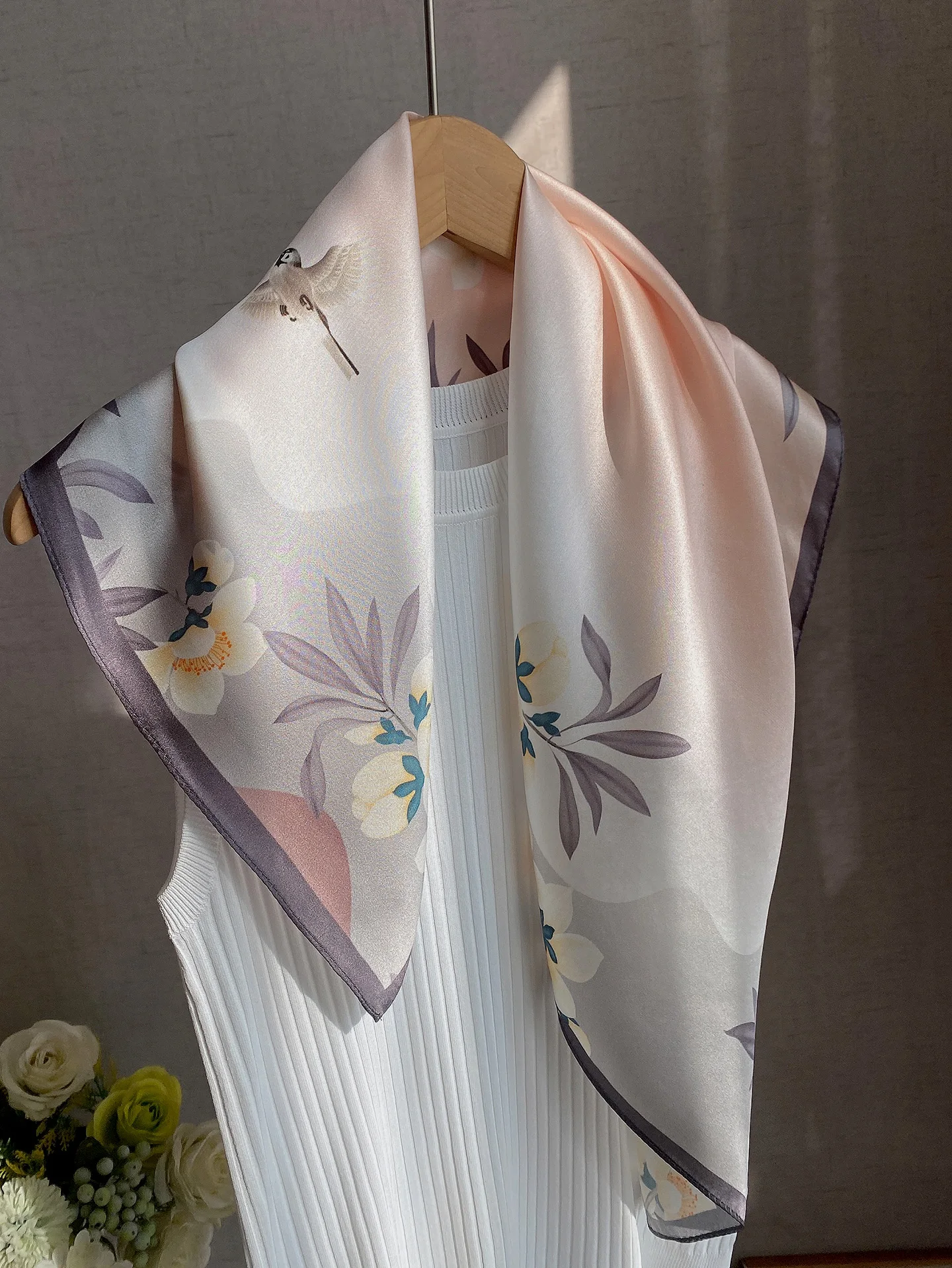 シルクスカーフ花柄サテン表面女性のファッション春秋冬多用途ネックウォーマー大きな正方形中国風