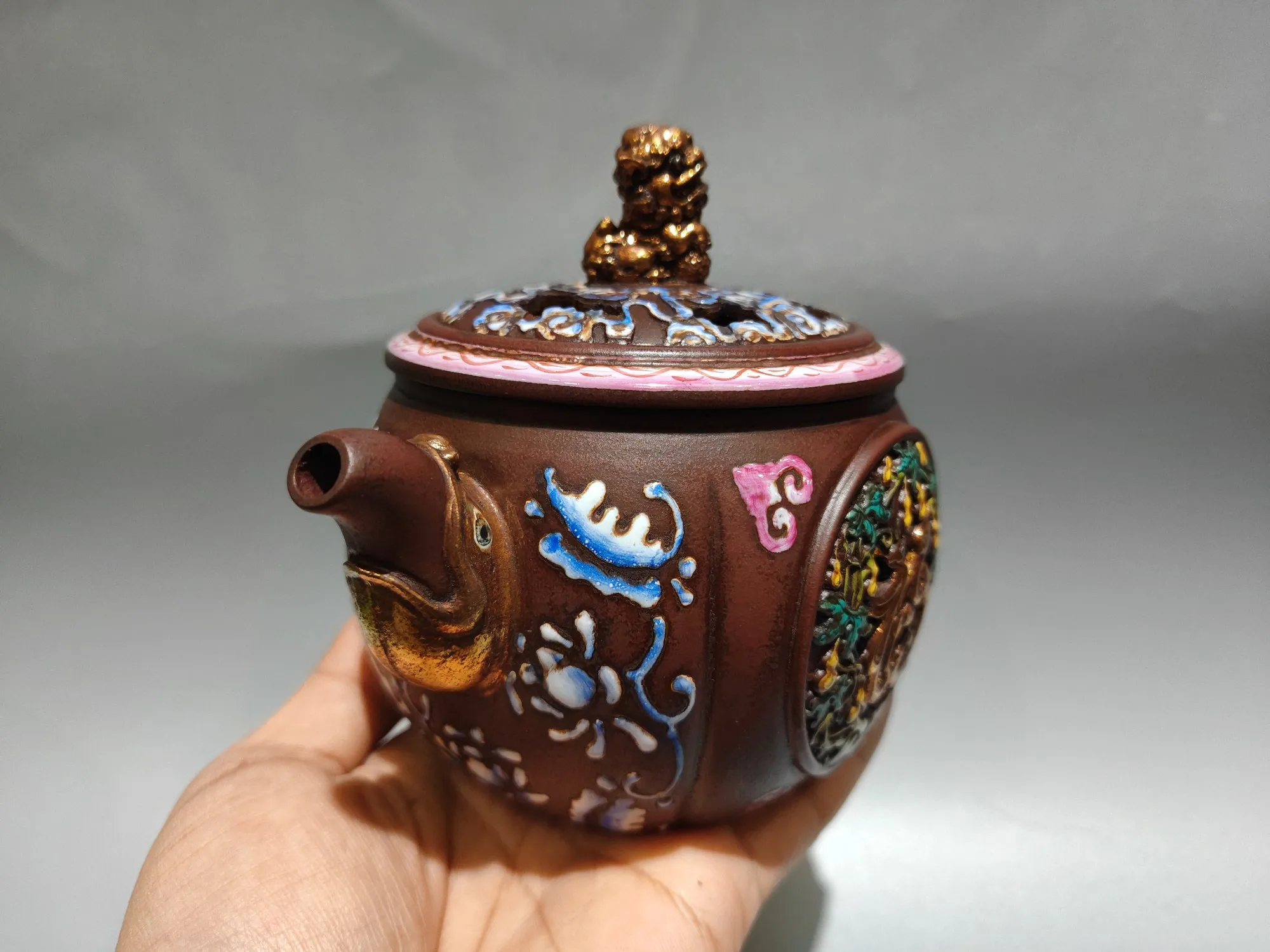 Yixing Purple clay teapot Outline in gold pointillism Hollow pot Lion statue cover floral pattern Teapot flagon Gather fortune