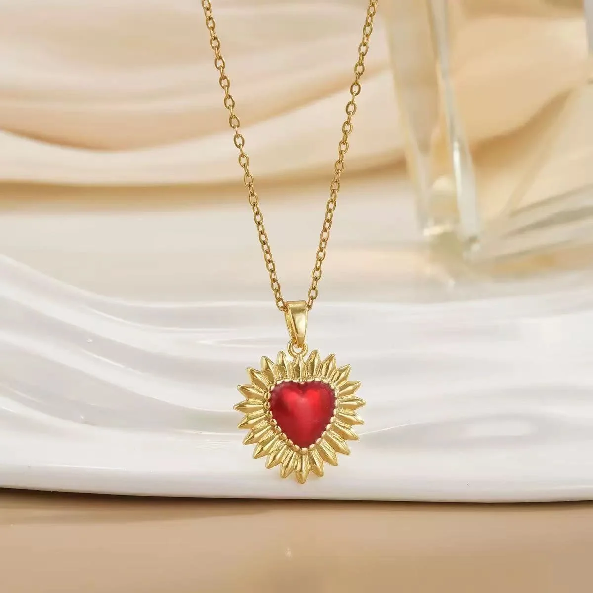 

European and American best-selling thorn heart fashion pendant, internet-famous style designer-inspired lightweight luxury coppe