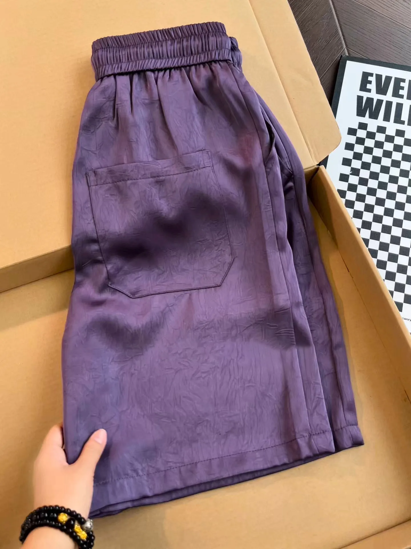 

Men's Ice Silk Shorts Summer Cool Feeling Quick Dry Beach Pants Satin Texture Five-Quarter Length Loose Fit Elastic Waist