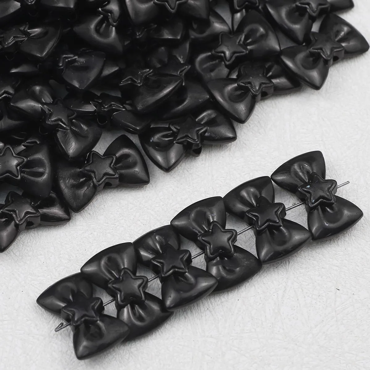 قوس نجمة أكريليك بلون سادة 28 مم باللون الأسود لصنع المجوهرات المصنوعة يدويًا، مناسب لأعمال الخرز وإكسسوارات الخرز السائبة